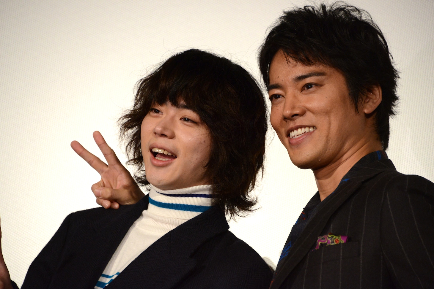 「火花」大ヒット御礼舞台挨拶の様子。左から菅田将暉、桐谷健太。