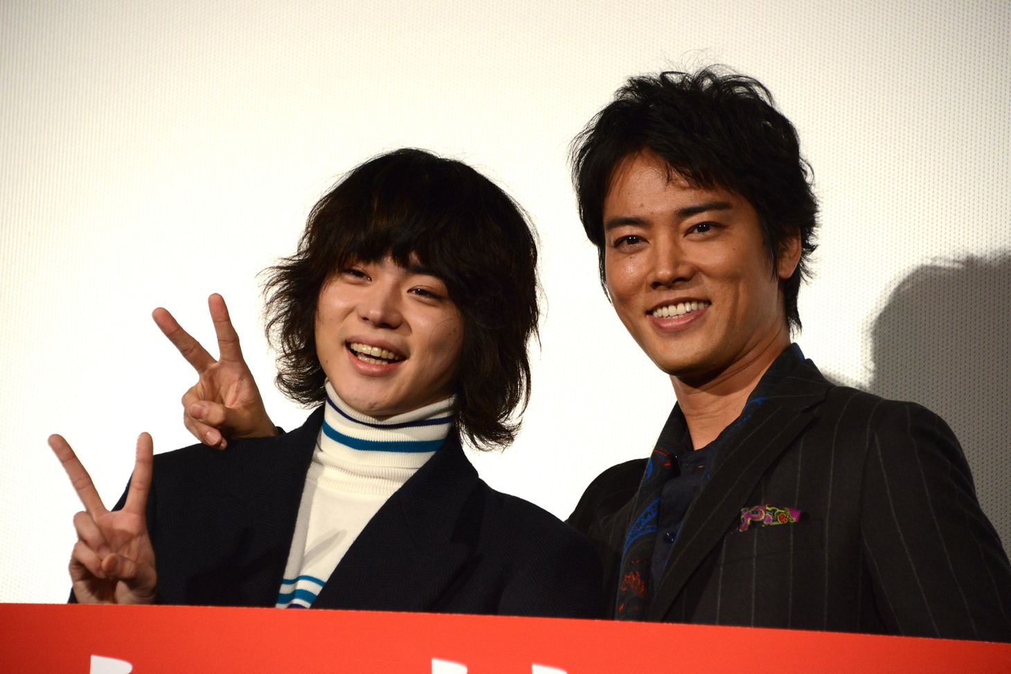「火花」大ヒット御礼舞台挨拶の様子。左から菅田将暉、桐谷健太。
