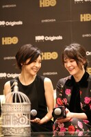 シンガポールで行われた記者会見の様子。左から竹内結子、貫地谷しほり。