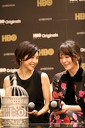 シンガポールで行われた記者会見の様子。左から竹内結子、貫地谷しほり。