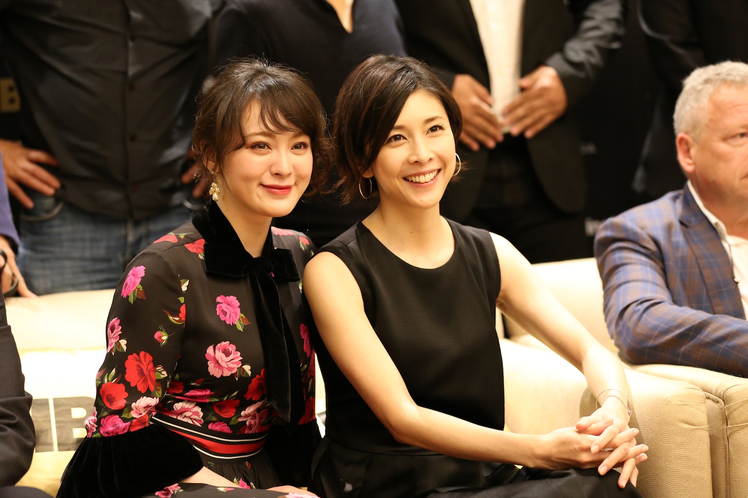 シンガポールで行われた記者会見の様子。左から貫地谷しほり、竹内結子。