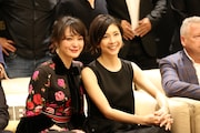 シンガポールで行われた記者会見の様子。左から貫地谷しほり、竹内結子。