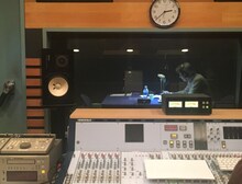 「没後40年 熊谷守一 生きるよろこび」山崎努による音声ガイドの収録風景。