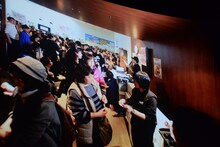 大泉洋のアルバイト姿が映し出されたスクリーン。