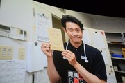 大泉洋のアルバイト姿が映し出されたスクリーン。