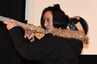 銃に見立てたビニール傘を乱射するふりをする藤原季節。