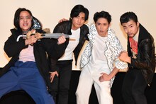 「全員死刑」の大ヒット舞台挨拶の様子。左から藤原季節、毎熊克哉、間宮祥太朗、小林勇貴。