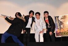 「全員死刑」の大ヒット舞台挨拶の様子。左から藤原季節、毎熊克哉、間宮祥太朗、小林勇貴。