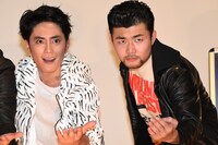 左から間宮祥太朗、小林勇貴。