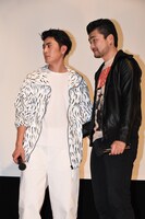 左から間宮祥太朗、小林勇貴。