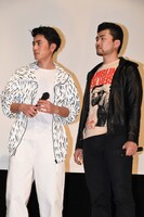 左から間宮祥太朗、小林勇貴。