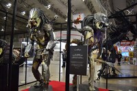 「AVP2 エイリアンズ VS. プレデター」の展示。