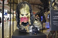 「AVP2 エイリアンズ VS. プレデター」の展示。