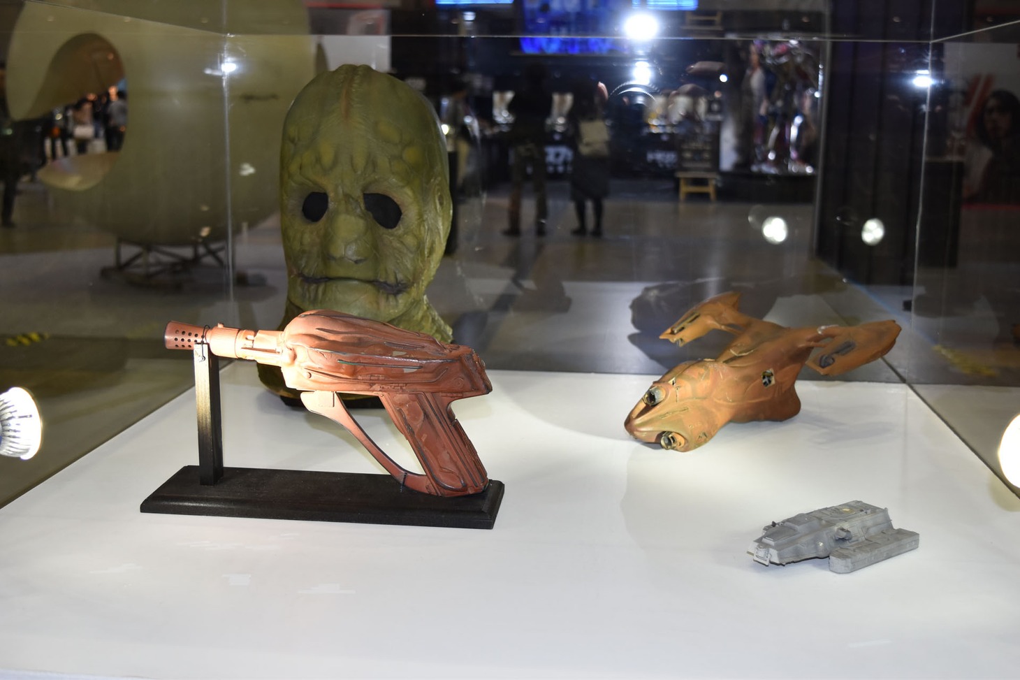 「宇宙の7人」の展示。