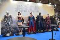 「ジャスティス・リーグ」の展示。