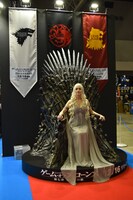 ドラマ「ゲーム・オブ・スローンズ」の展示。