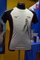 ドラマ「陸王」より、竹内涼真のサインが入った茂木裕人のウェア。