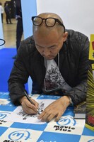 下描きなしでイラストを描くキム・ジョンギ。