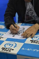 下描きなしでイラストを描くキム・ジョンギ。