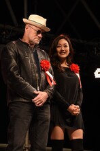 左からマイケル・ルーカー、福原かれん。