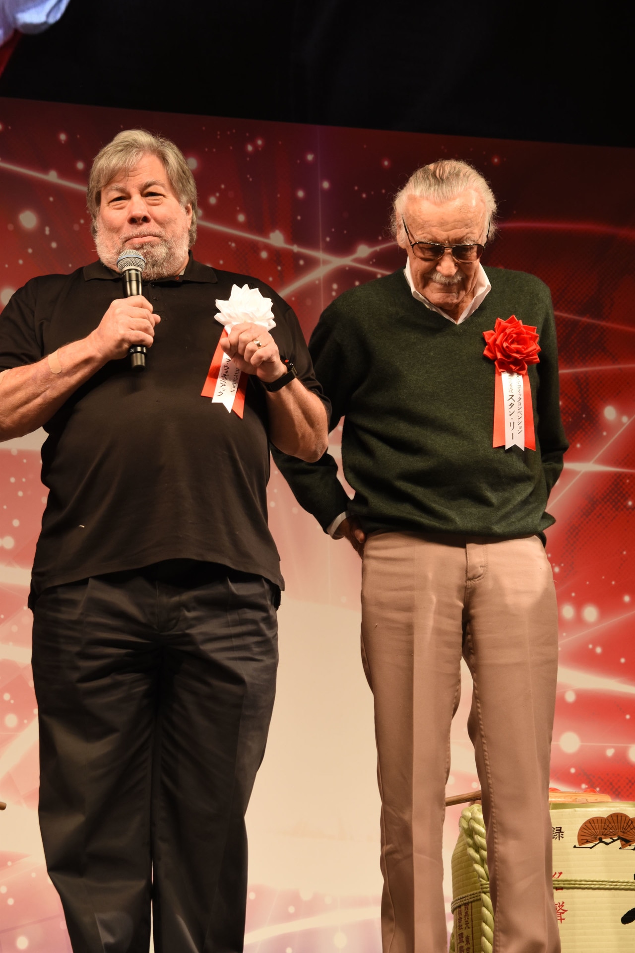 左からスティーヴ・ウォズニアック、スタン・リー。