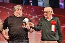 スティーヴ・ウォズニアック（左）からマイクを奪うスタン・リー（右）。