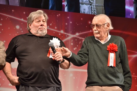 スティーヴ・ウォズニアック（左）からマイクを奪うスタン・リー（右）。