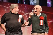 スティーヴ・ウォズニアック（左）からマイクを奪うスタン・リー（右）。