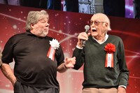 スティーヴ・ウォズニアック（左）からマイクを奪うスタン・リー（右）。