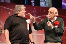 スティーヴ・ウォズニアック（左）からマイクを奪ったスタン・リー（右）。