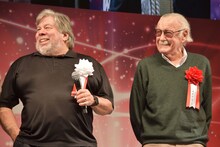 左からスティーヴ・ウォズニアック、スタン・リー。