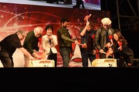 鏡開きの様子。