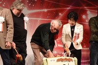 鏡開きをするスタン・リー（中央）と参議院議員の山東昭子（右）。