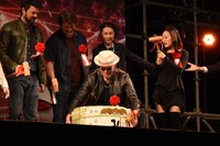 酒樽を持ち上げようとするマイケル・ルーカー（中央）。