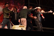 マイケル・ルーカー（前列右）の帽子を奪うスタン・リー（前列左）。