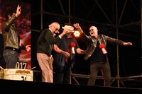 マイケル・ルーカー（前列右）の帽子を奪うスタン・リー（前列左）。