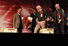 マイケル・ルーカー（前列右）の帽子を奪ったスタン・リー（前列左）。