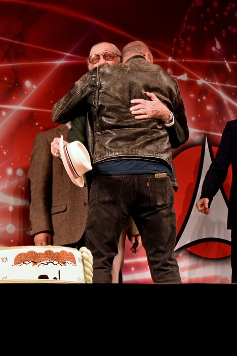 ハグを交わすスタン・リーとマイケル・ルーカー。