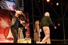 観客に挨拶するマイケル・ルーカー（前列左）。