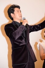 「洋ちゃーん！」という声援に応える大泉洋。