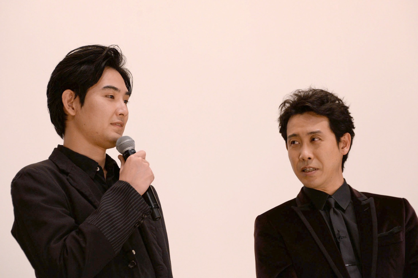 松田龍平（左）の発言をじっと待つ大泉洋（右）。