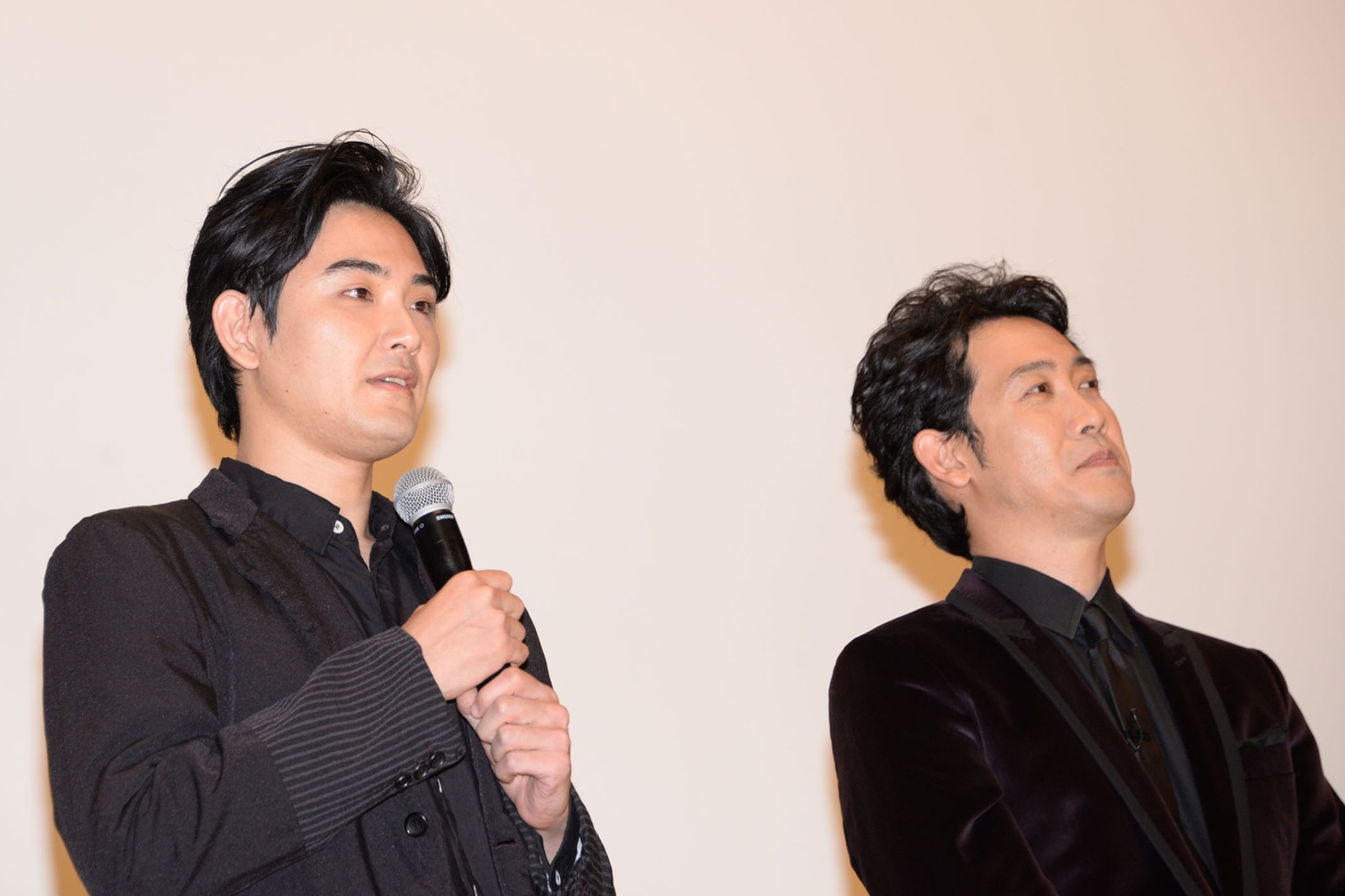 大泉洋（右）のテンションに圧倒され、控えめに挨拶する松田龍平（左）。