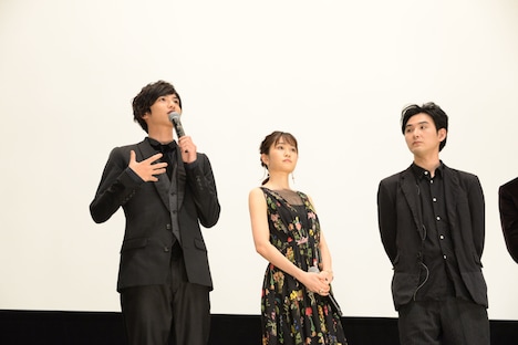 左から志尊淳、前田敦子、松田龍平。