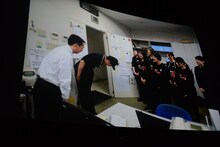 大泉洋のアルバイト姿が映し出されたスクリーン。