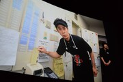 大泉洋のアルバイト姿が映し出されたスクリーン。