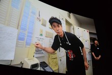 大泉洋のアルバイト姿が映し出されたスクリーン。