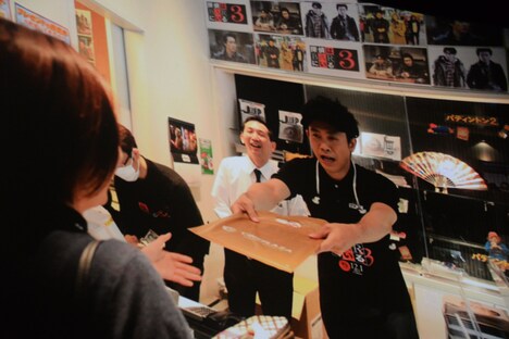 大泉洋のアルバイト姿が映し出されたスクリーン。