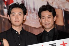 左から松田龍平、大泉洋。