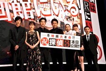「探偵はBARにいる3」初日舞台挨拶にて、左から志尊淳、前田敦子、松田龍平、大泉洋、北川景子、鈴木砂羽、吉田照幸。