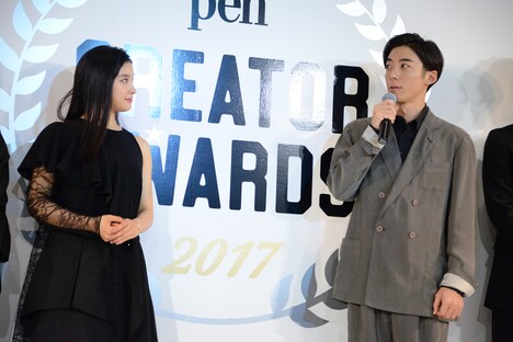 左から土屋太鳳、高橋一生。